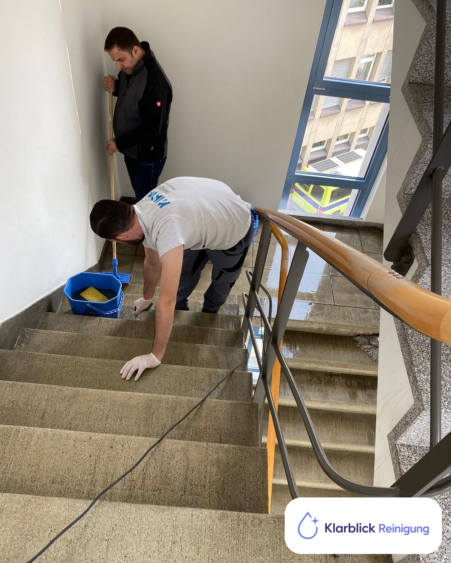 Unser Team bei der Treppenhausreinigung